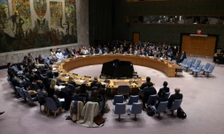 Les représentants auprès des Nations unies votent lors d’une réunion du Conseil de sécurité de l’ONU sur une résolution américaine concernant le plan de paix pour Gaza, au siège de l’ONU à New York, le 17 novembre 2025
