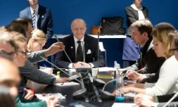 Le ministre des Affaires étrangères Laurent Fabius rencontre des ONG lors de la conférence sur le climat au Bourget le 8 décembre 2015