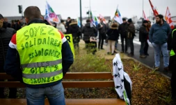 Un "gilet jaune" avec le slogan appelant à la solidarité manifeste à Rennes le 5 février 2019