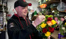 Le fleuriste Damian Duffy prépare des bouquets dans sa boutique de Watford, au nord de Londres le 12 mai 2016