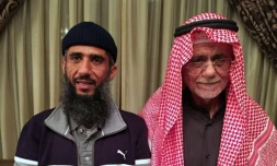 Faez Mohammed Ahmed al-Kandari (g) avec son père, à l'hôpital militaire de Koweit, le 9 janvier 2016, après sa libération de Guantanamo