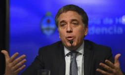 Le ministre argentin des Finances Nicolas Dujovne donne une conférence de presse à Buenos Aires le 15 juin 2018