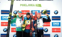 Martin Fourcade sur la 1re marche du podium du 20 km Individuel à Pokljuka, en Slovénie, le 6 décembre 2018