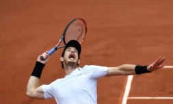 Le Britannique Andy Murray au service, lors de Roland-Garros le 5 juin 2017 