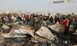 Des Palestiniens constatent les dégùts dans le camp pour personnes déplacées bombardé par l'armée israélienne à Rafah, dans le sud de la bande de Gaza, le 27 mai 2024