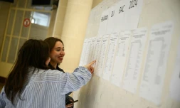 Des lycéennes consultent les résultats du baccalauréat dans le hall du lycée Claude-Bernard, le 8 juillet 2024 à Paris