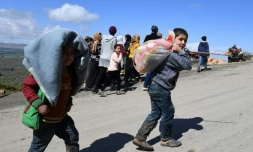 Des civils fuient la ville d'Afrine, cible d'une offensive turque dans le nord de la Syrie, vers des zones contrôlées par le régime dans la province d'Alep, le 16 mars 2018