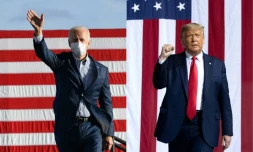 Joe Biden (G) et Donald Trump (D) lors de meetings de campagne en octobre 2020