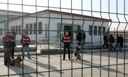 Devant la prison de Sincan près d'Ankara, le 28 février 2017 où étaient jugés des putschistes turcs présumés