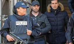 Benjamin Amsellem, l'enseignant juif victime d'une agression à la machette, et son avocat Fabrice Labi, à leur sortie le 12 janvier 2016 du commissariat principal à Marseille