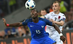 Le milieu de l'équipe de France Paul Pogba (g) à la lutte avec le défenseur albanais Ansi Agolli à l'Euro au Vélodrome, le 15 juin 2016