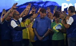 Le président brésilien Jair Bolsonaro et son épouse Michelle Bolsonaro prient avec le pasteur Silas Malafaia et d'autres membres  évangéliques, le 13 août 2022 à Rio de Janeiro