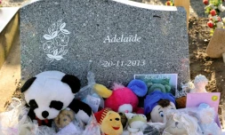 La tombe d'Adelaïde, assassinée par sa mère Fabienne Kabou, à Boulogne-sur-Mer, dans le nord de la France le 14 décembre 2013