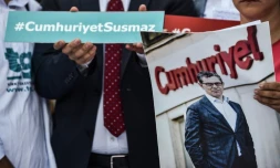 Un manifestant bandit le portrait du journaliste Kadri Gürsel le 24 juillet 2017 lors d'une manifestation devant le palais de justice d'Istanbul