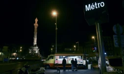 Des clients se pressent autour d'un food truck à Marseille peu avant le début d'un couvre-feu le 16 octobre 2020