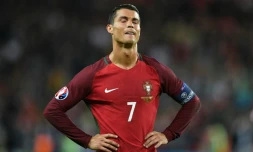 L'agacement de l'attaquant portugais Cristiano Ronaldo après son penalty manqué face à l'Autriche lors de l'Euro, le 18 juin 2016 au Parc des Princes