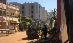 Des soldats maliens en position devant l'hôtel Radisson Blu où 170 personnes sont prises en otages par deux assaillants, le 20 novembre 2015 à Bamako, au Mali