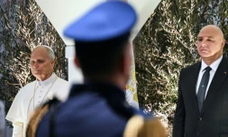 Le pape Léon XIV (g) et le président libanais Joseph Aoun lors d'une cérémonie d'accueil à l'aéroport international de Beyrouth, le 30 novembre 2025