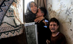 Des enfants en pleurs aprÚs une frappe israélienne, à l'école al-Jaouni de Nousseirat, gérée par l'ONU et abritant des déplacés dans le centre de Gaza, le 6 juillet 2024