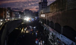 Des habitants dans une rue de Petare, un quartier de Caracas, pendant une panne d'électricité, le 22 juillet 2019 au Venezuela