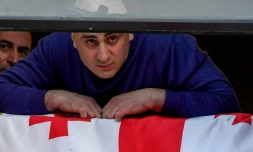 Niki Melia, le chef du principal parti d'opposition gĂ©orgien, Ă la fenĂȘtre des locaux de sa formation peu avant d'ĂȘtre arrĂȘtĂ©, le 23 fĂ©vrier 2021 Ă Tbilissi