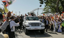 Le pape François (au centre) salue les fidèles catholiques après son arrivée à Dili, le 9 septembre 2024