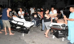 Des personnes reçoivent des soins dans le jardin de l'hôpital de Bodrum au sud-ouest de la Turquie, le 21 juillet 2017