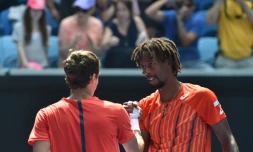 Gaël Monfils (d) est félicité par le Russe Andrey Kuznetsov aprÚs sa qualification pour les quarts de l'Open d'Australie, le 25 janvier 2016 à Melbourne