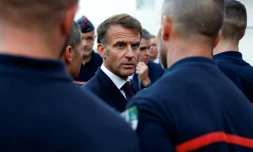 Emmanuel Macron salue les pompiers mobilisés pour lutter contre les incendies, à l'issue d'une visite au centre opérationnel départemental d'incendie et de secours (Codis) de Bordeaux, en Gironde, le 27 juillet 2026