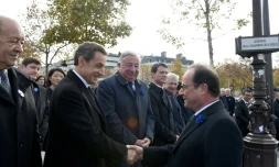 Poignée de mains entre François Hollande (D) et Nicolas Sarkozy, en présence de Jean-Yves Le Drian, Gérard Larcher, Manuel Valls et Claude Bartolone lors de la commémoration de l'amistrice, le 11 novembre 2015 sur les Champs Elysées à Paris