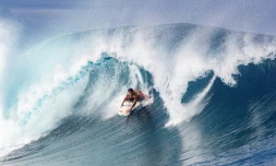 Le Brésilien Adriano DeSouza lors de l'étape tahitienne du circuit pro masculin de surf à Teahupoo, le 28 août 2019
