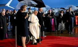 Le pape François, la reine Mathilde de Belgique et le roi Philippe de Belgique à la base aérienne de Melsbroek, le 26 septembre 2024