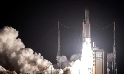 Une fusée Ariane 5 décolle du centre spatial de Kourou en Guyane française, le 19 octobre 2018