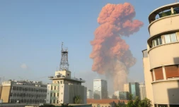 De la fumée s'élÚve au dessus du ciel de Beyrouth aprÚs une explosion, le 4 août 2020