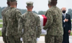 Joe Biden salue la dépouille de l'un des 13 militaires américains tués en Afghanistan, lors d'une cérémonie sur la base américaine de Dover le 29 août 2021 