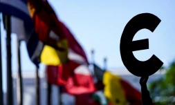 Une économie en profonde récession, un rebond moins fort que prévu et des dettes qui s'envolent: l'épidémie de coronavirus s'avère désastreuse pour la zone euro