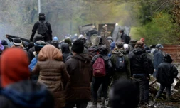 Des manifestants derriĂšre des barricades font face aux forces de l'ordre dans la ZAD de Notre-Dame-des-Landes, le 14 avril 2018