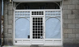 Un magasin fermé dans le centre de Saint-Malo, le 16 novembre 2020