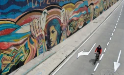 "La paix est Ă nous"proclame une fresque sur un mur de Bogota, le 22 juin 2016