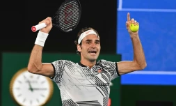 Le Suisse Roger Federer exulte après sa victoire face à l'Espagnol Rafael Nadal en finale de l'Open d'Australie, le 29 janvier 2017 à Melbourne