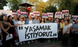 Des femmes tiennent une pancarte "Nous voulons vivre" lors d'une manifestation contre les féminicides, le 18 septembre 2019 à Ankara, en Turquie