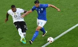 Le défenseur allemand Jerome Boateng (g) à la lutte avec l'attaquant italien Graziano Pellè, lors de l'Euro le 2 juillet 2016 à Bordeaux