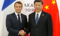 Les présidents français Emmanuel Macron (à gauche) et chinois Xi Jinping, le 29 juin 2019 lors du sommet du G20 à Osaka, au Japon