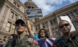 Un contre-manifestant est contenu par un cordon de police pendant un rassemblement pour le droit à l'avortement, le 2 octobre 2021 devant le Capitole de l'Etat du Texas à Austin  