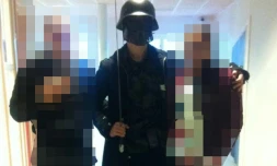 Photo fournie à l'AFP par un élève, montrant l'homme masqué et armé d'un sabre, juste avant son attaque dans une école suédoise à Trollhättan, le 22 octobre 2015 en Suède