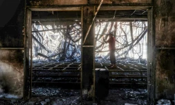 Les locaux incendiés du conseil provincial et local de Makassar, principale ville indonésienne des Célèbes du sud théâtre de manifestations qui ont dégénéré après la mort d'un taxi-moto écrasé par un véhicule de police, le 30 août 2025 