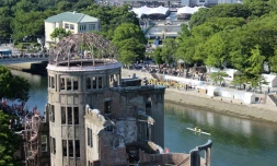 Des personnes assistent à une cérémonie de commémoration, 73 ans après le bombardement atomique d'Hiroshima, le 6 août 2018 à Hiroshima