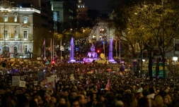 Des milliers de personnes descendent dans la rue d'Alcala à Madrid, le 8 mars 2018, lors d'une grève générale sans précédent pour défendre les droits des femmes