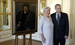 Henri Bromberg et Hertha Bromberg, lors de la restitution à Paris du "Portrait d?un homme avec fourrure", une peinture sur bois attribuée à l?Ecole de Joos van Cleve, rendu à ses propriétaires spoliés, à Paris le 28 novembre 2016