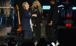 Jay Z et Beyonce accueillent Hillary Clinton sur scène lors d'un concert de soutien à Cleveland, Ohio, le 4 novembre 2016